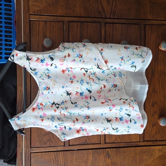 ONLY cream colored floral sleeveless blouse with lining. Women's XL - Picture 10 of 13